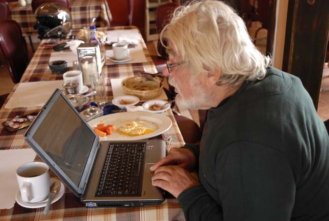 How about that...Simon Gandolfi typing on my laptop!